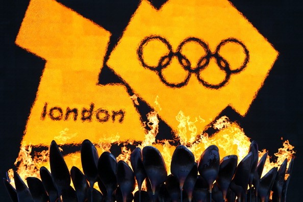 Ngọn đuốc Olympic vẫn bùng cháy dù trời London mưa khá to...